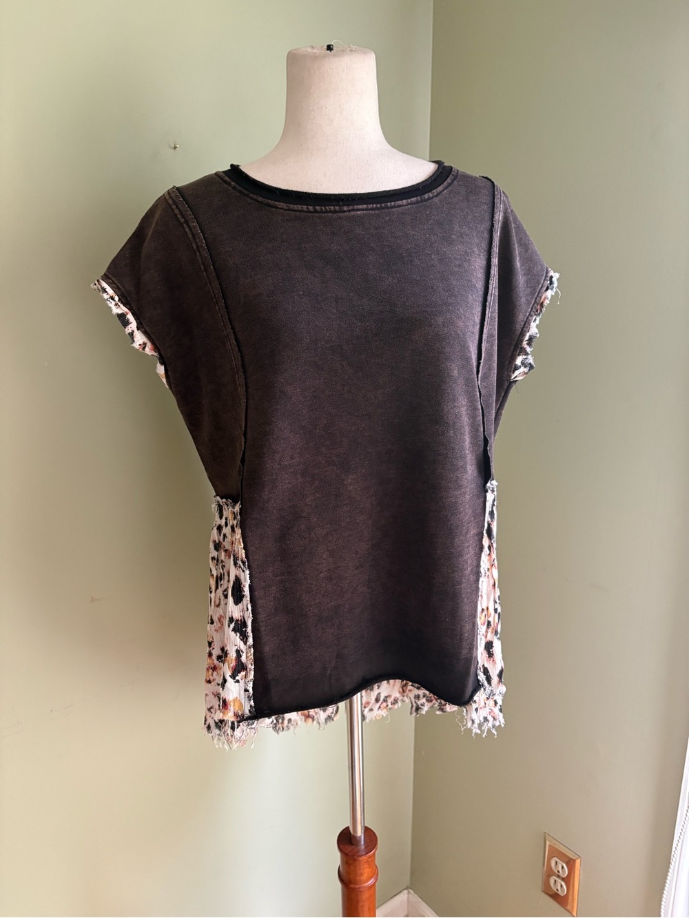 Oli & Hali High Low Top. Sleeveless Brown Top w/Leopard Print Panels. Size Small - Picture 3 of 15
